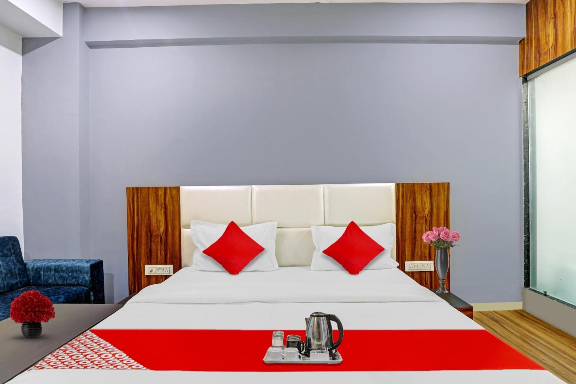 Hotel O Max Сурат Екстериор снимка