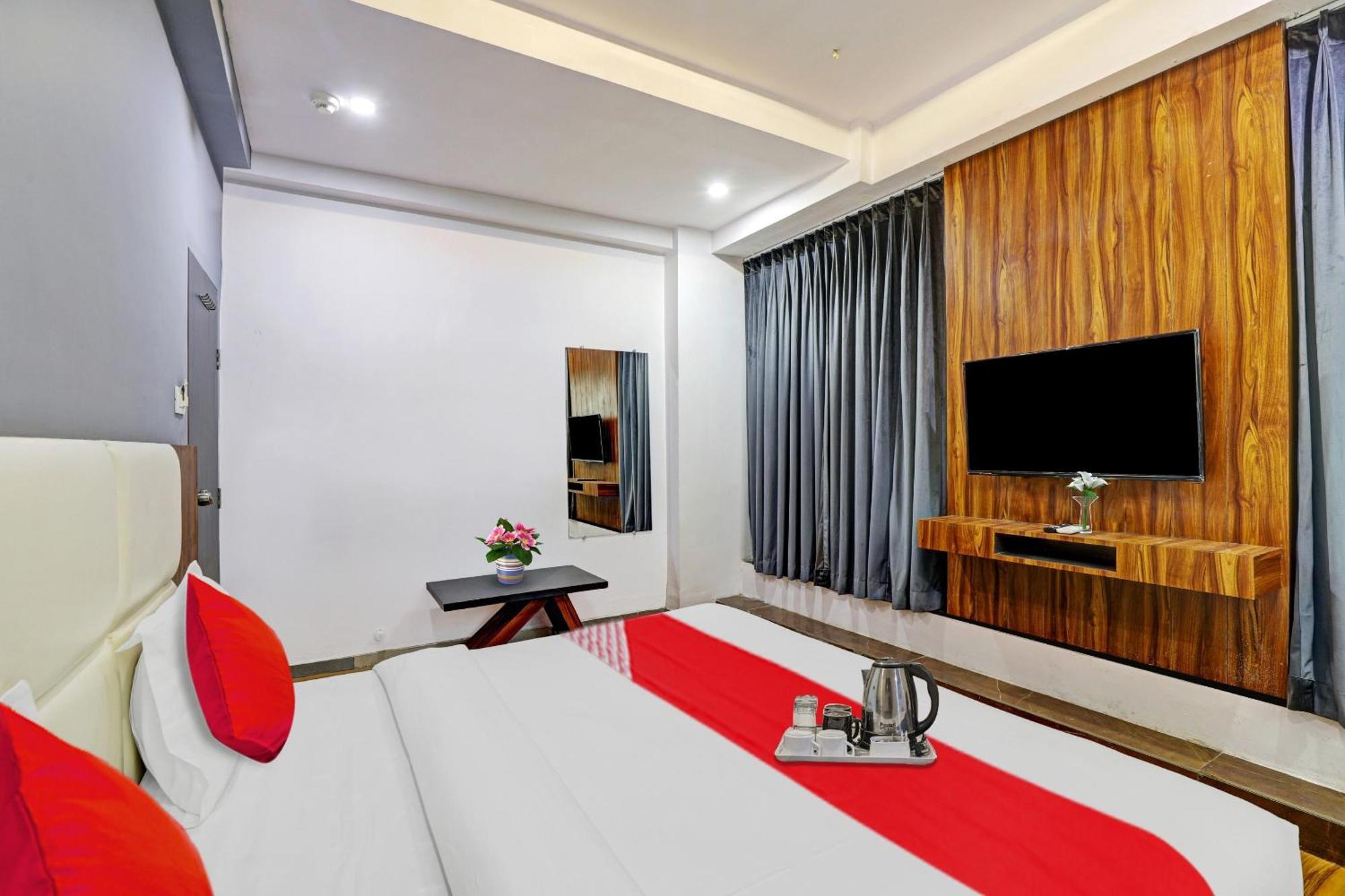 Hotel O Max Сурат Екстериор снимка