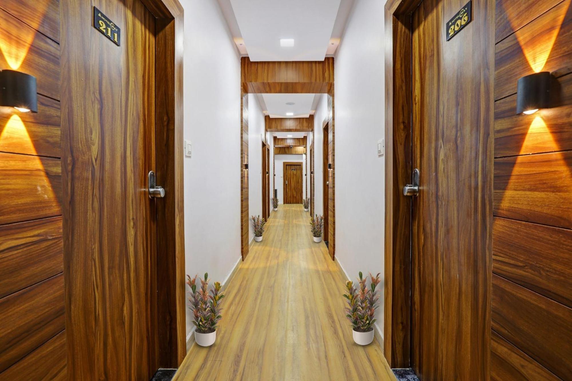 Hotel O Max Сурат Екстериор снимка